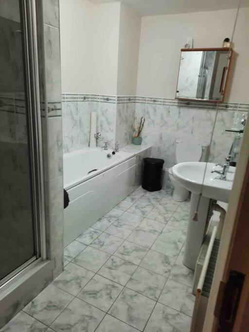 Suitetrails - High Quality 2 Bedroom Town Centre Apartment