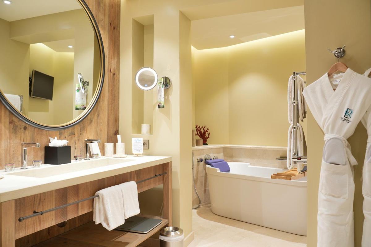 Salle de bains dans l'établissement Les Regalia Hôtel & Spa