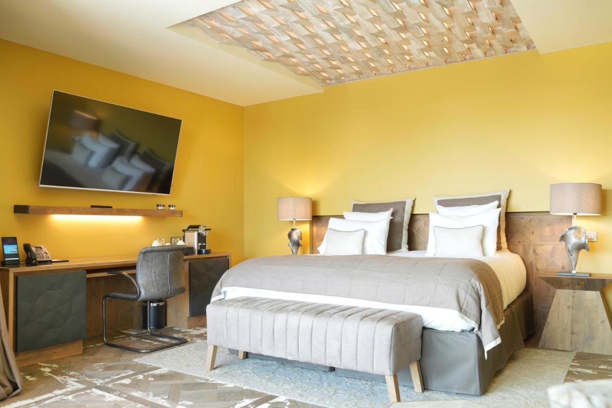 Un ou plusieurs lits dans un hébergement de l'établissement Les Regalia Hôtel & Spa