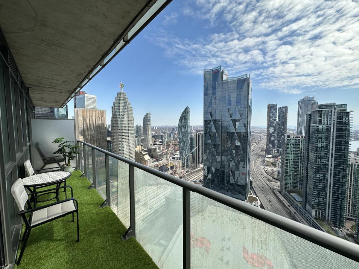 Luxury Downtown Toronto 2 Bedroom Suite with City and Lake Views and Free Parking - Hizvo