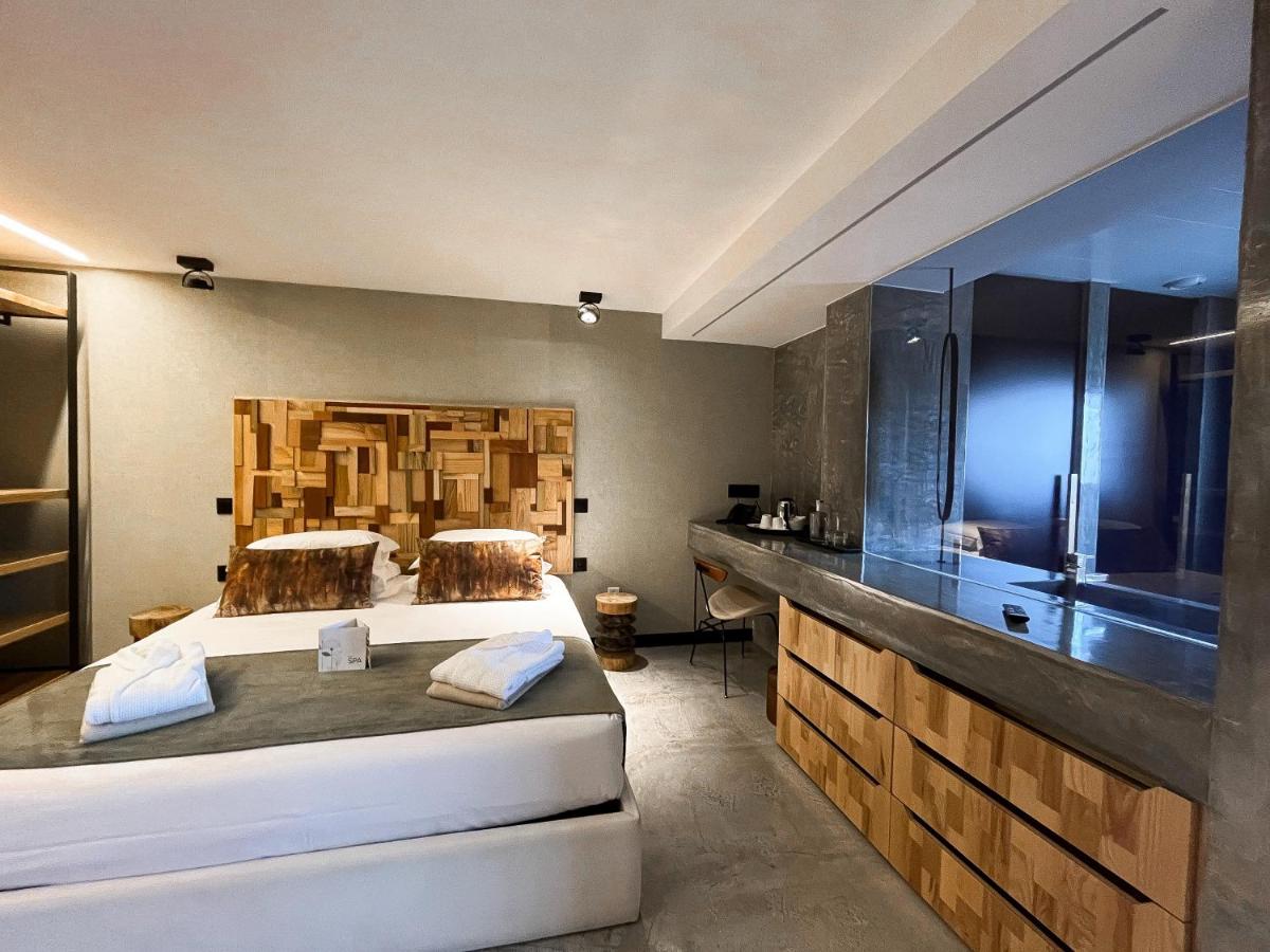 Uma cama ou camas num quarto em Well Hotel & Spa