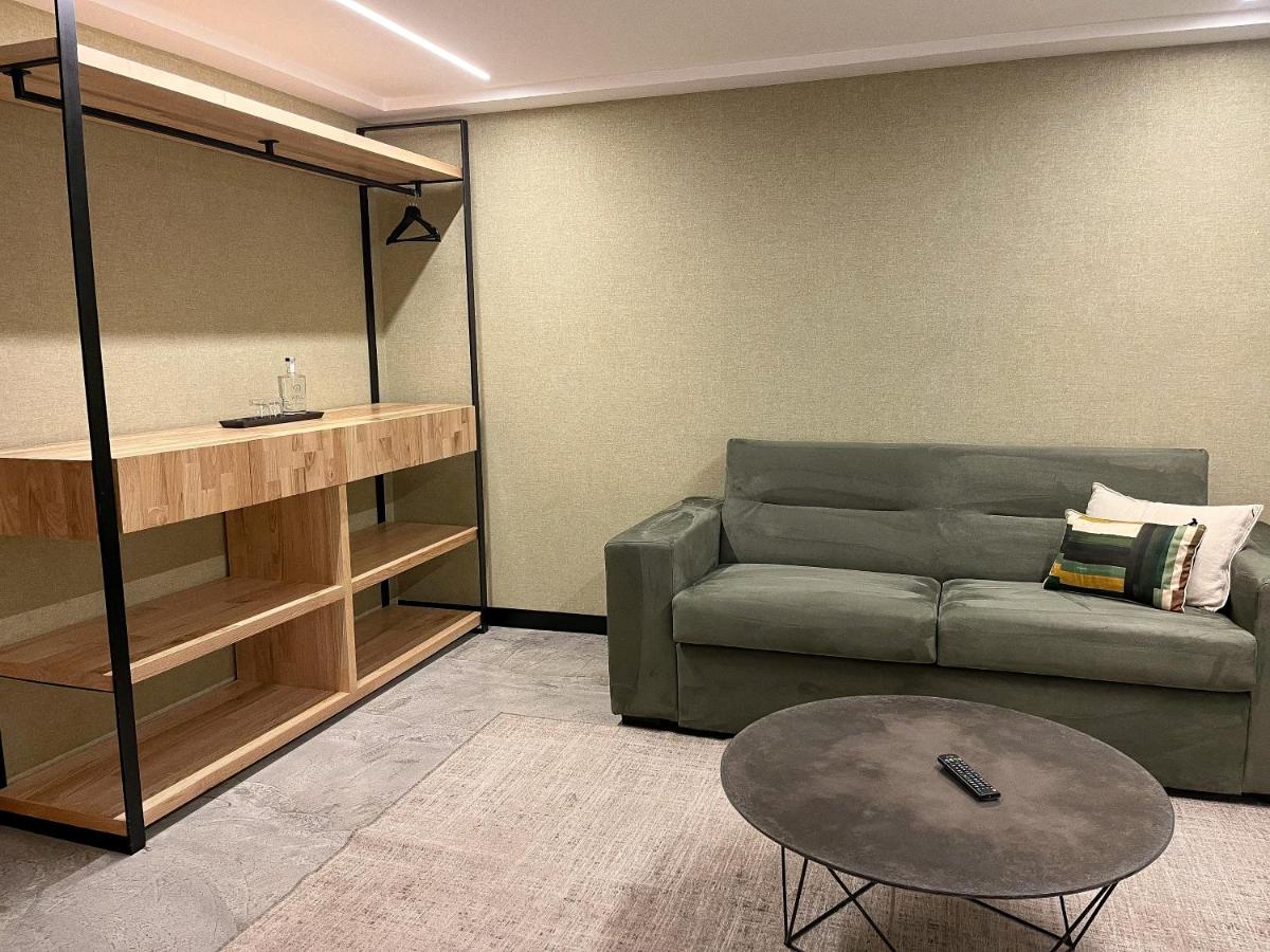 Uma área de estar em Well Hotel & Spa