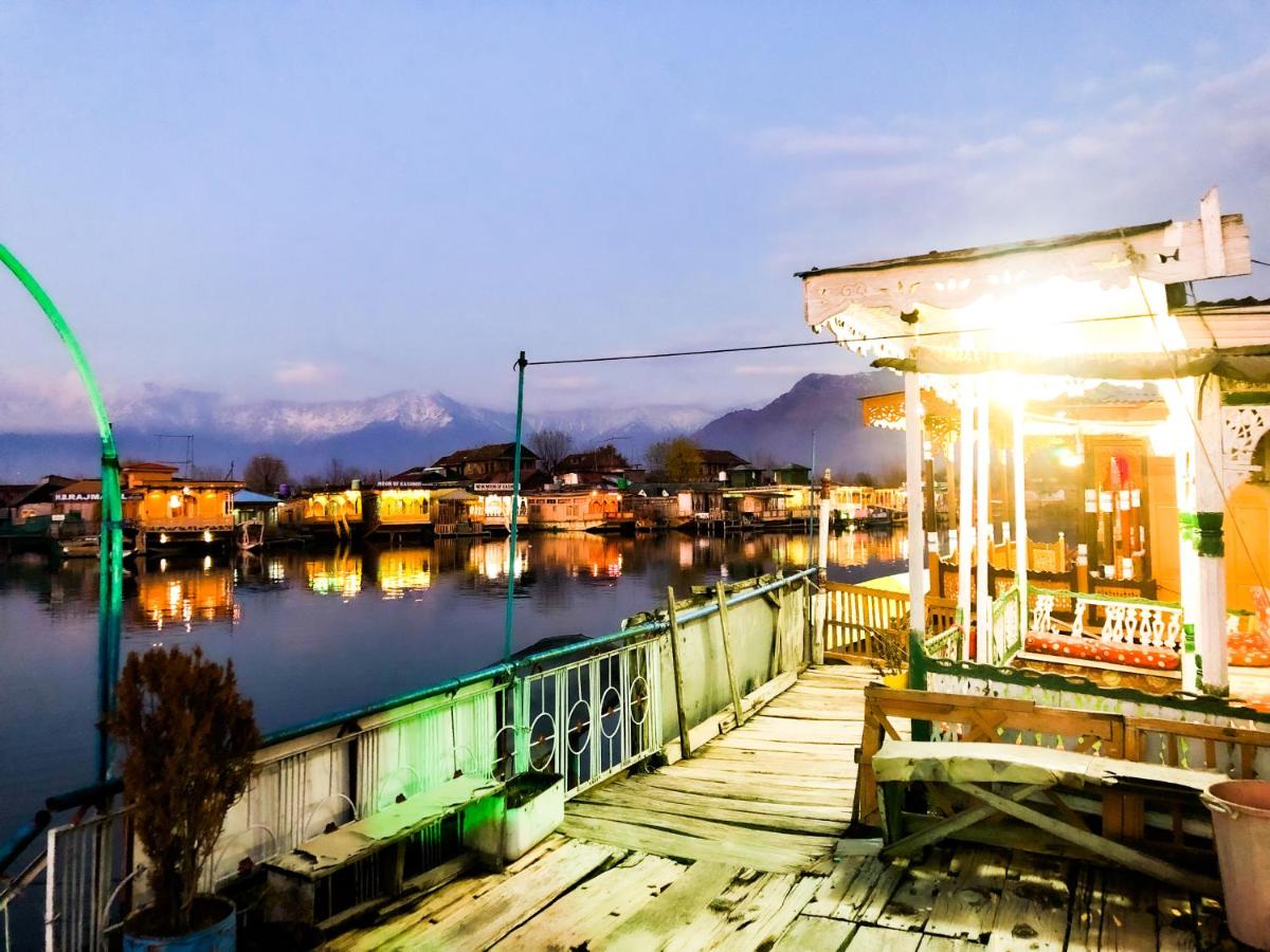 Houseboat New Retreat Group - Housity