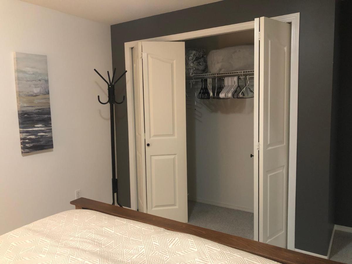 Licensed spacious basement suite with one king-size bed - Housity
