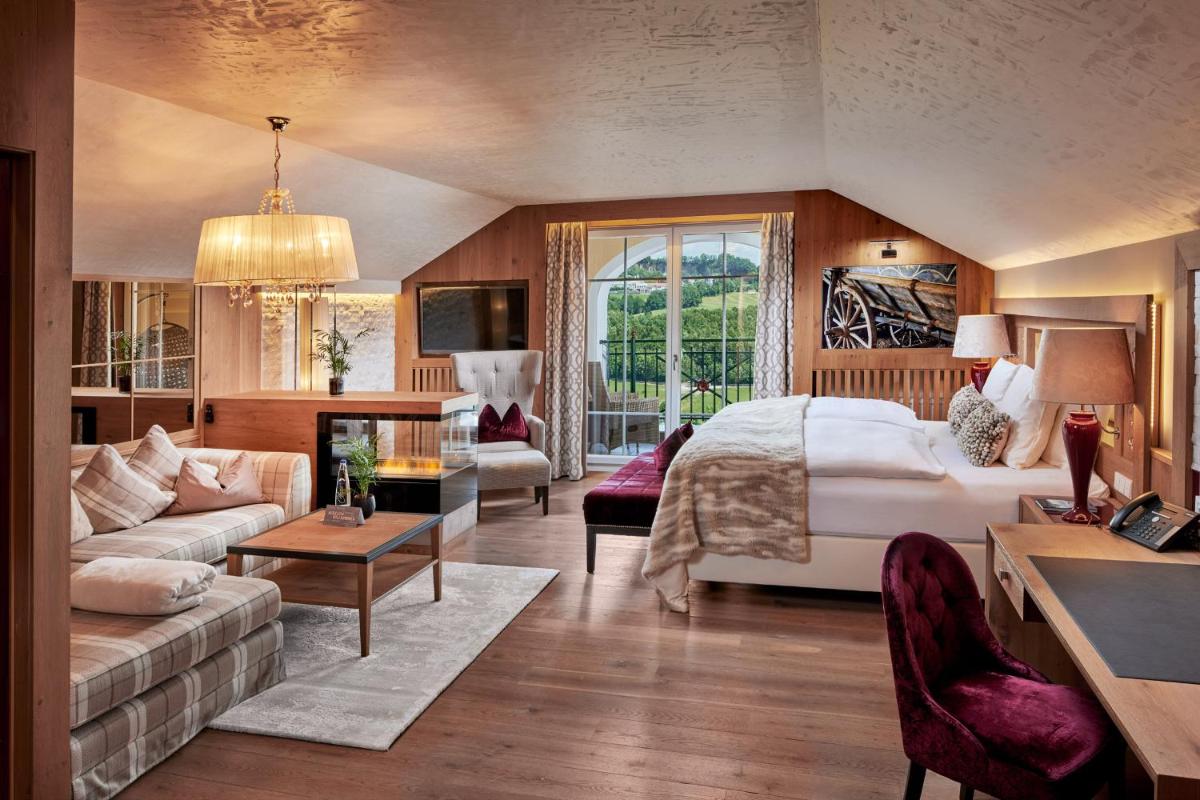 ein Schlafzimmer mit Bett und ein Wohnzimmer in der Unterkunft Wellness- & Sporthotel Jagdhof in Röhrnbach