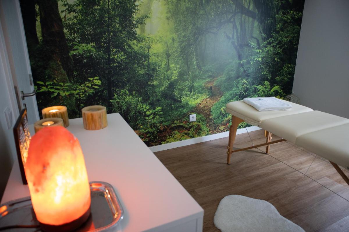 um quarto com uma mesa e uma pintura de uma floresta em Aires da Serra Hotel em Torres Novas