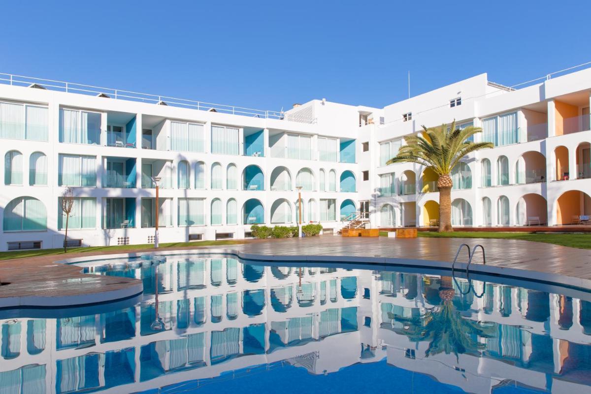 una piscina frente a un edificio en Ebano Hotel Apartments & Spa, en Playa d'en Bossa