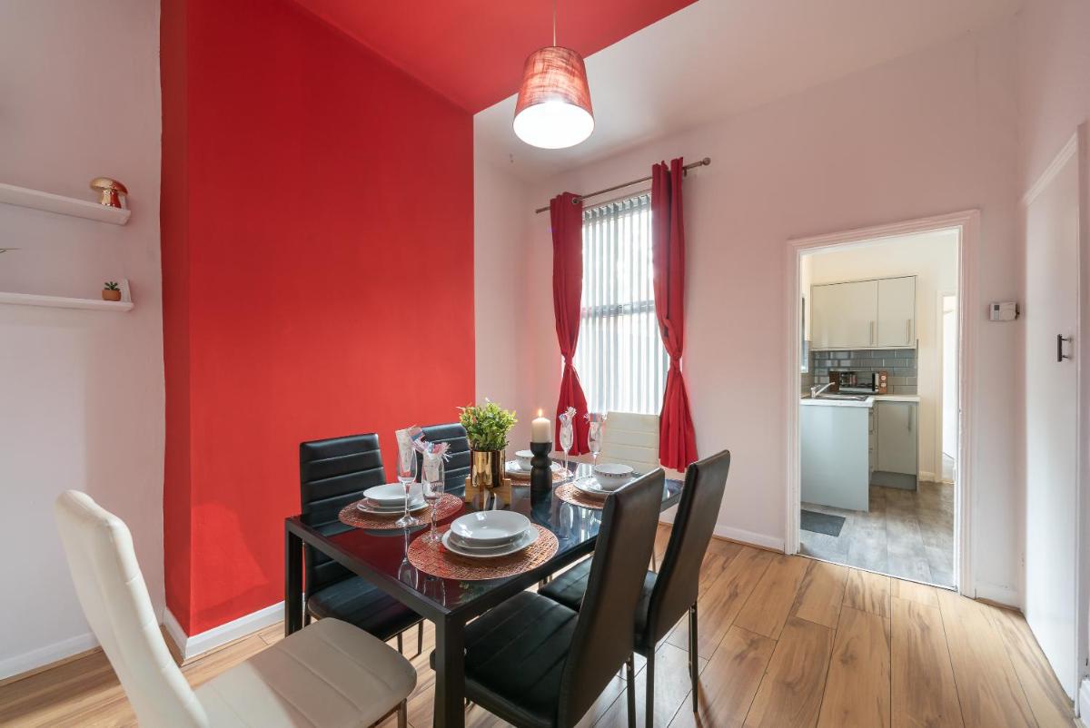 3 bedroom Shalom Sleeps 5 - Ideally Located in Hull- 2 Mins walk to Vibrant Newland Ave - Housity