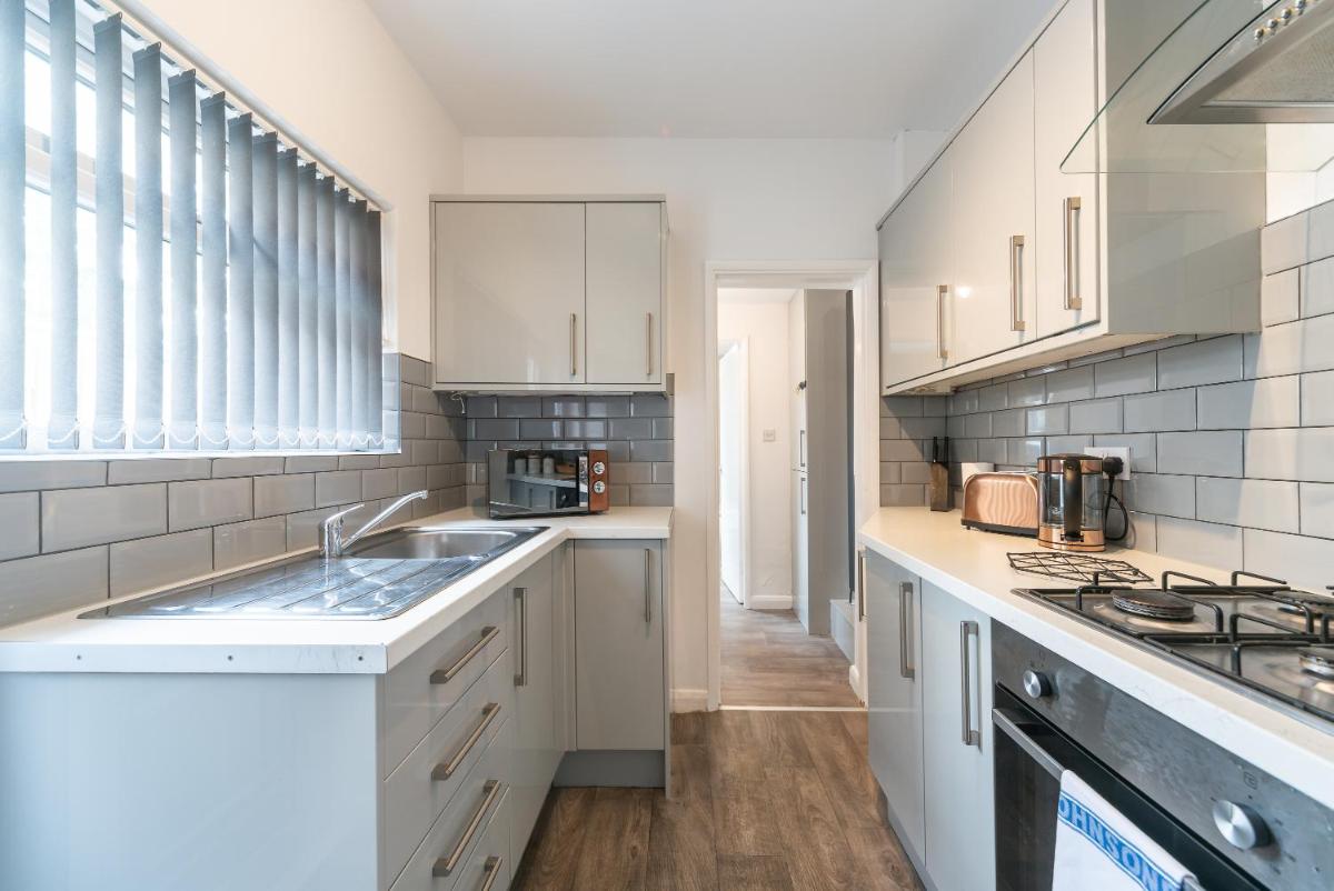 3 bedroom Shalom Sleeps 5 - Ideally Located in Hull- 2 Mins walk to Vibrant Newland Ave - Housity
