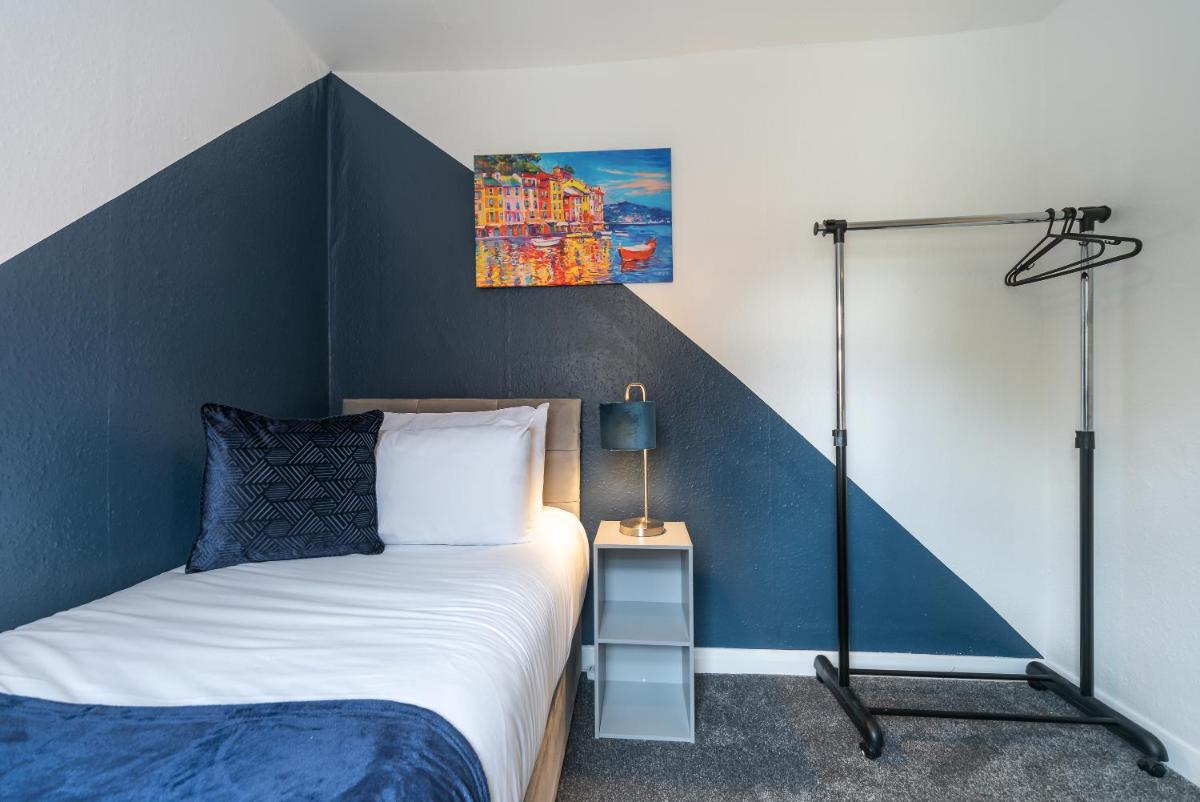 3 bedroom Shalom Sleeps 5 - Ideally Located in Hull- 2 Mins walk to Vibrant Newland Ave - Housity