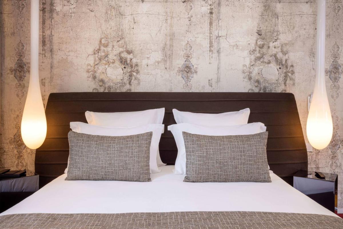 Un ou plusieurs lits dans un hébergement de l'établissement Hôtel Spa Restaurant Villa Castellane