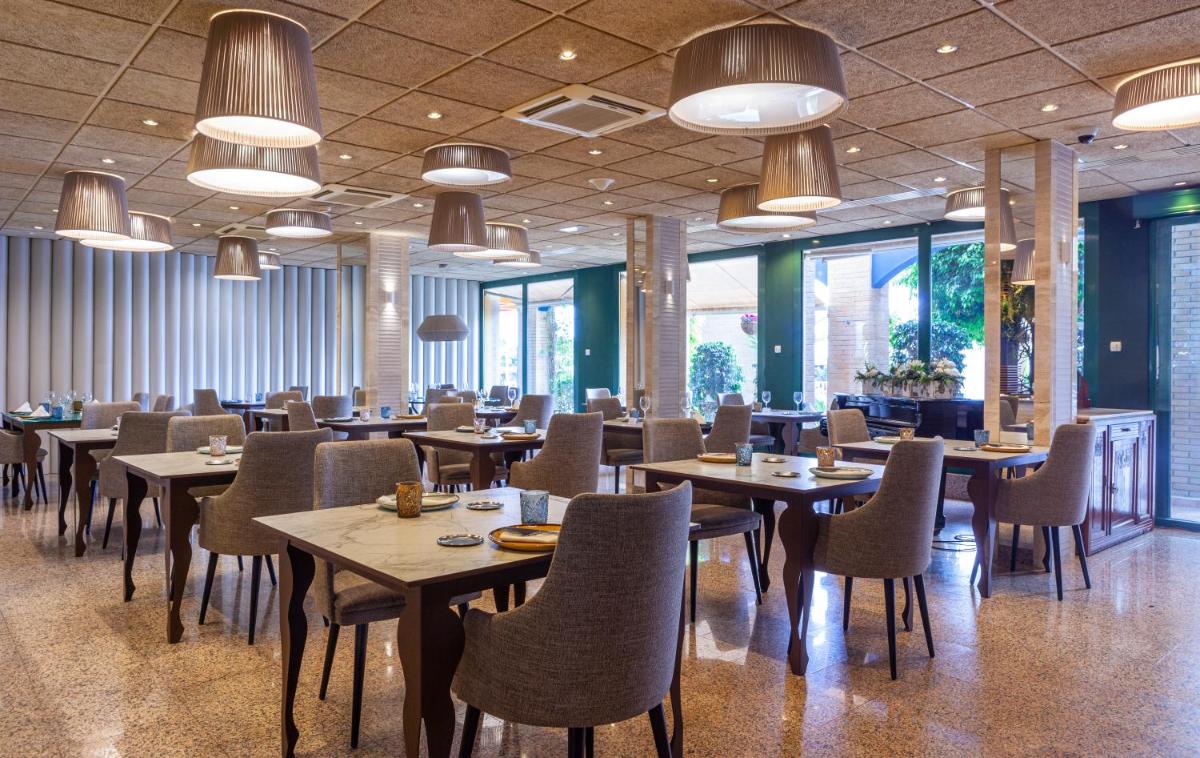Un restaurante o sitio para comer en Hotel La Laguna Spa & Golf