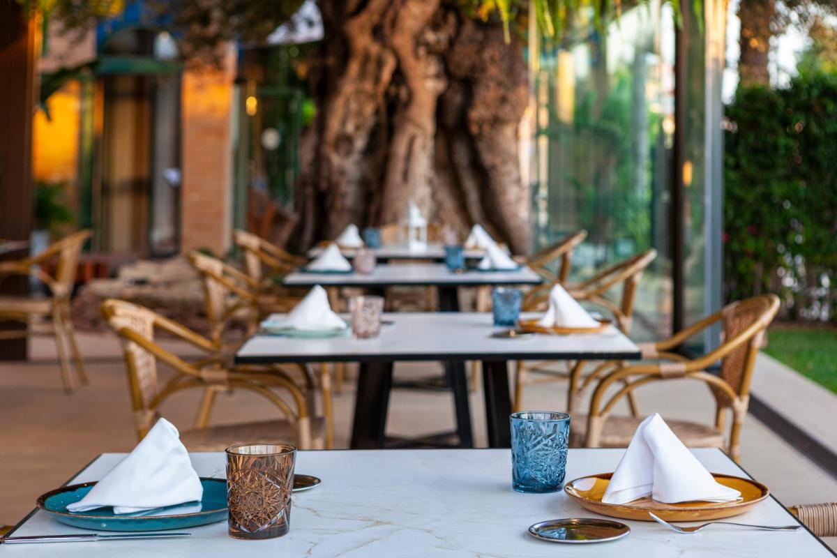Un restaurante o sitio para comer en Hotel La Laguna Spa & Golf