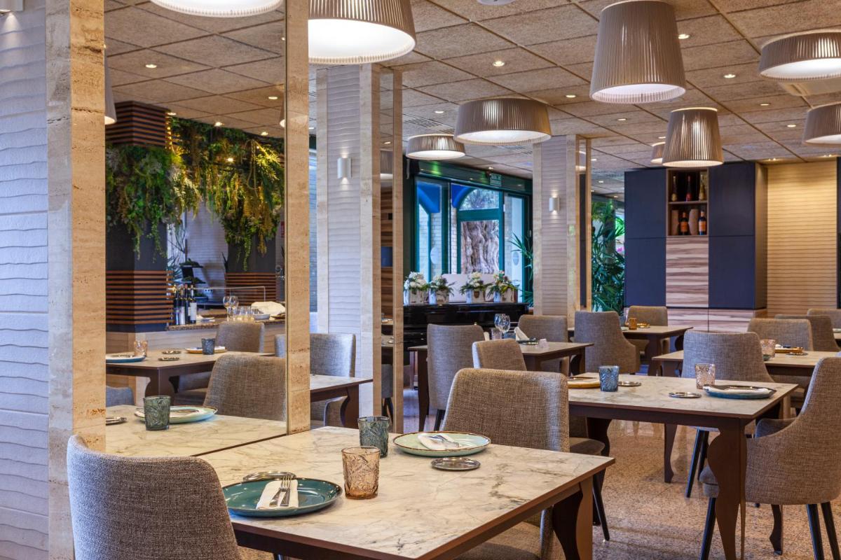 Un restaurante o sitio para comer en Hotel La Laguna Spa & Golf