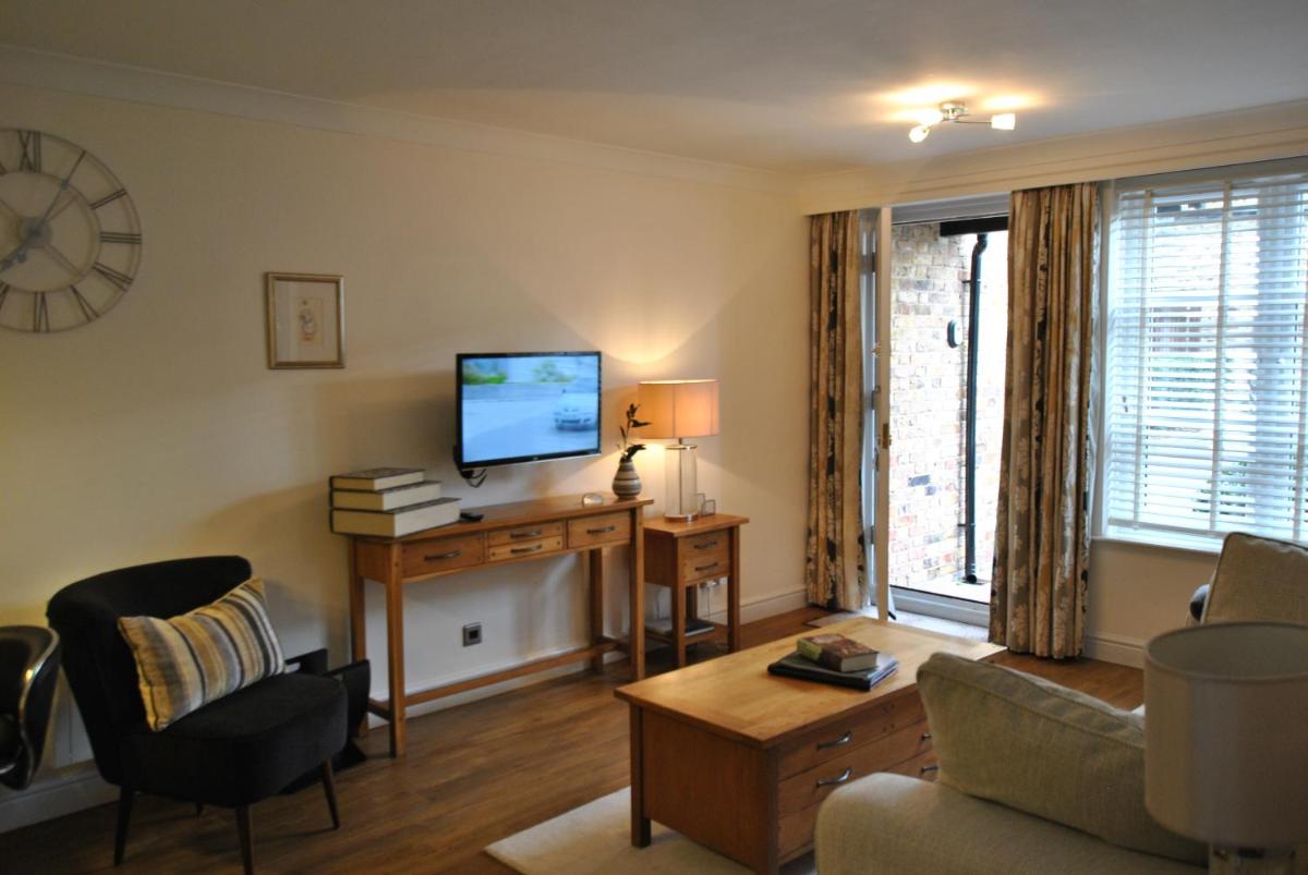 Alexandra Court One Bedroom Central Windsor Flats with Parking - Housity