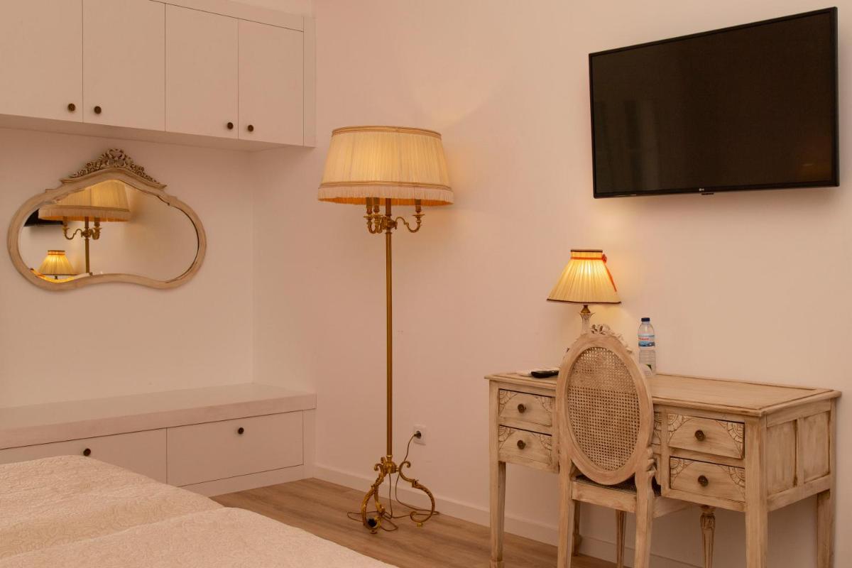 Uma televisão e/ou sistema de entretenimento em Aires da Serra Hotel