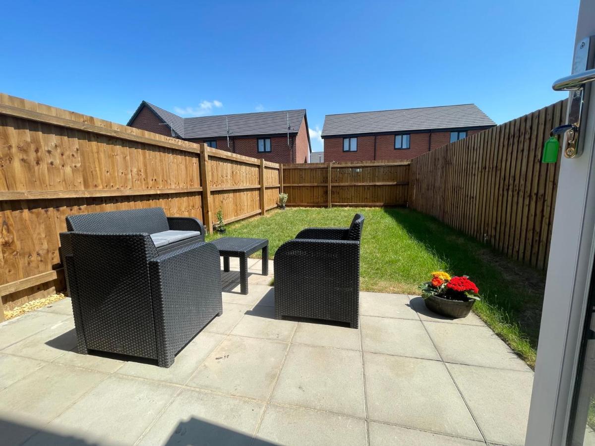 Barry Waterfront Stays - ENTIRE 3 BED PROPERTY - Housity
