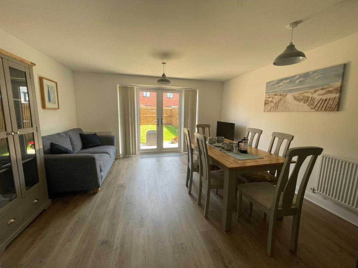 Barry Waterfront Stays - ENTIRE 3 BED PROPERTY - Housity