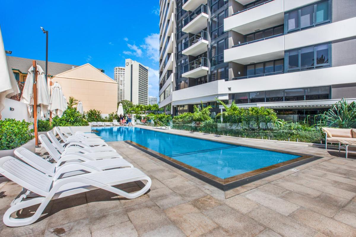 2-Bed Beach Apartment with Pool, Parking & Balcony - Housity