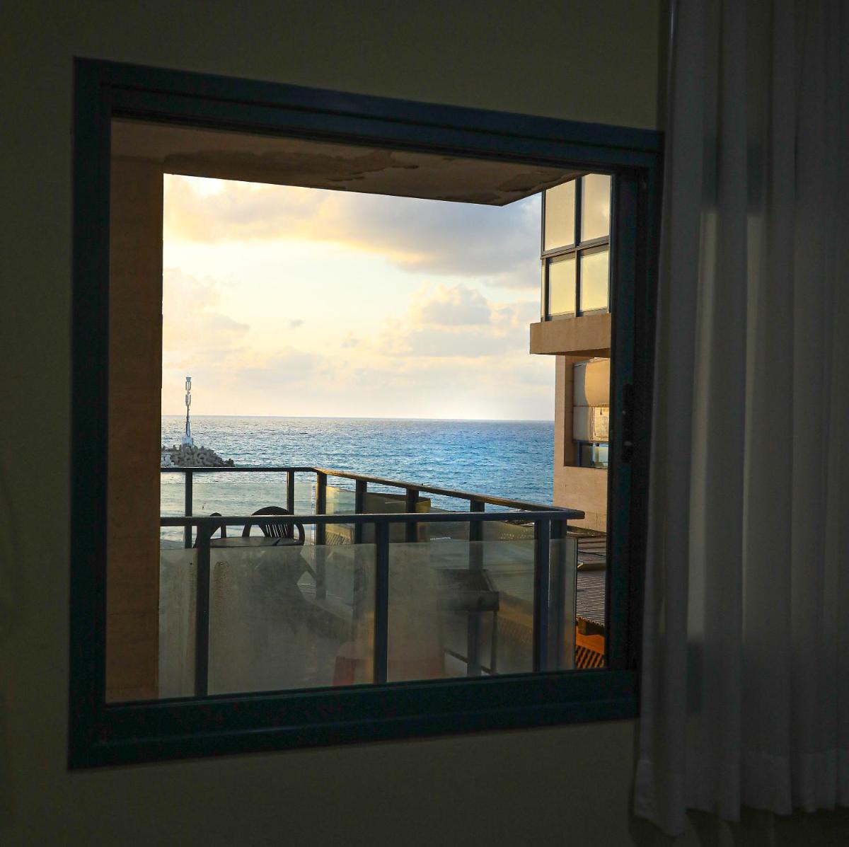 Beach Suite Israel- Pool, Sauna, Gym & Spa Beach-Front Apartment Hotel ביץ סוייט ישראל- בריכה ענקית וספא במקום - Housity