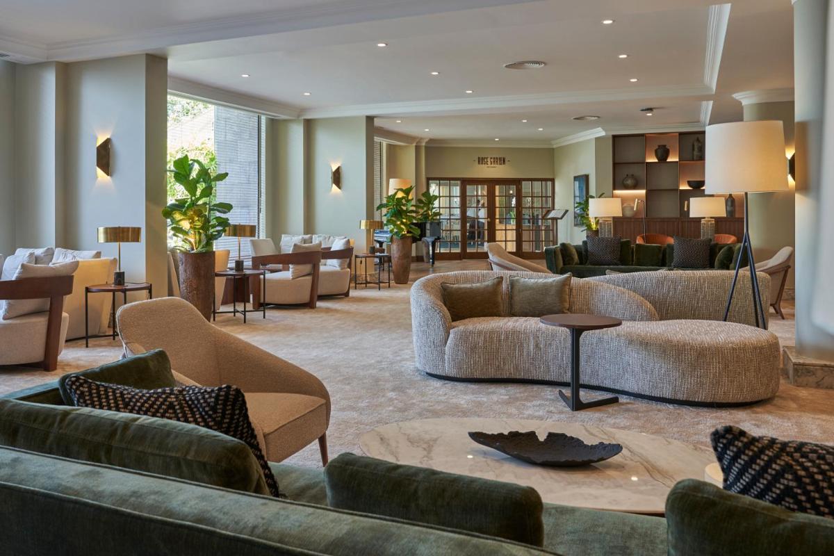 Uma área de estar em The Cliff Bay - PortoBay
