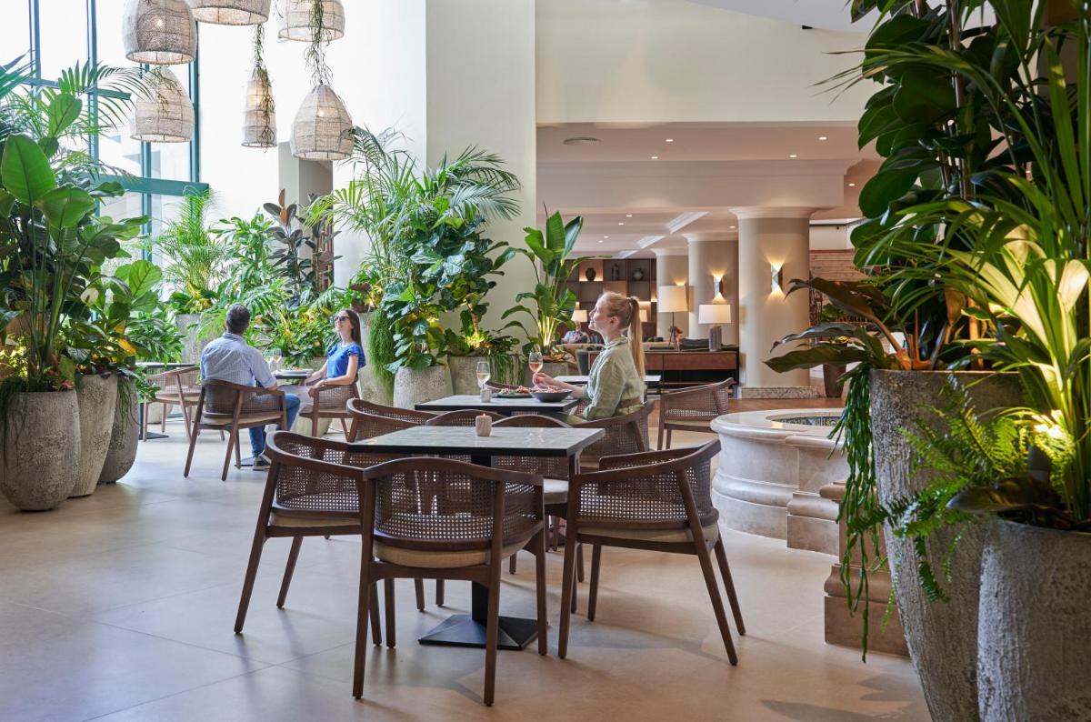 Um restaurante ou outro lugar para comer em The Cliff Bay - PortoBay