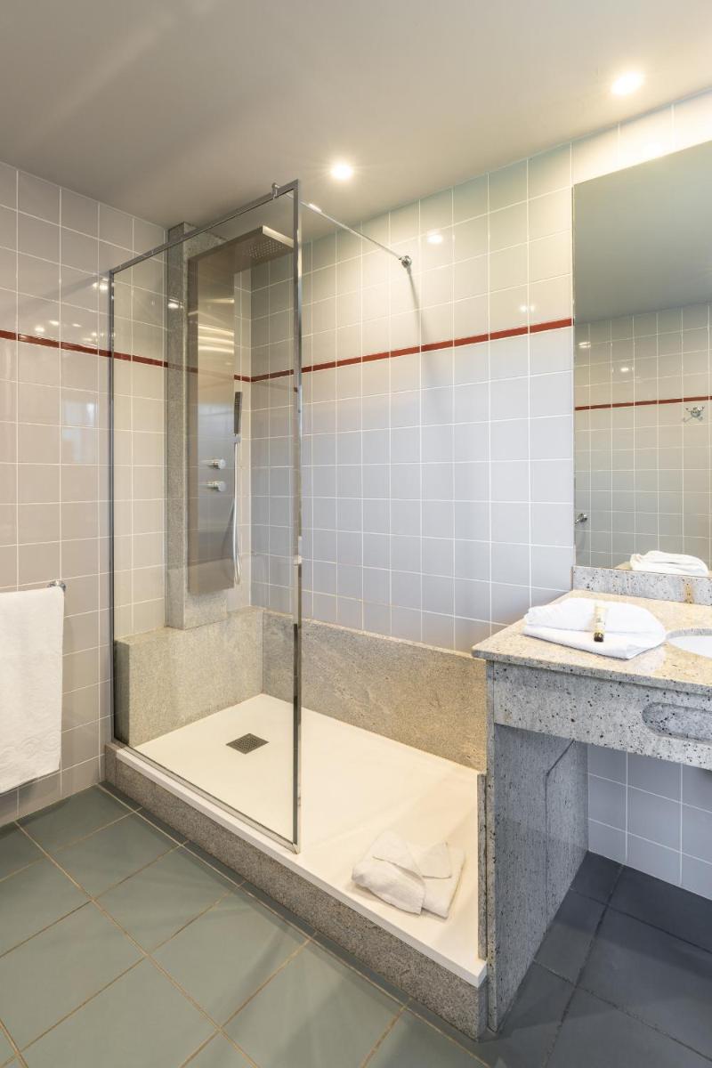 Salle de bains dans l'établissement Le Manoir De La Poterie & Spa