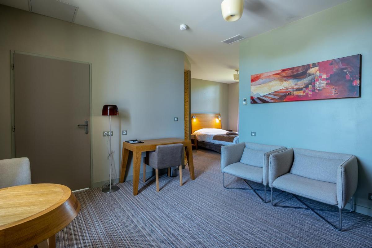 Coin salon dans l'établissement Hôtel et SPA du Château