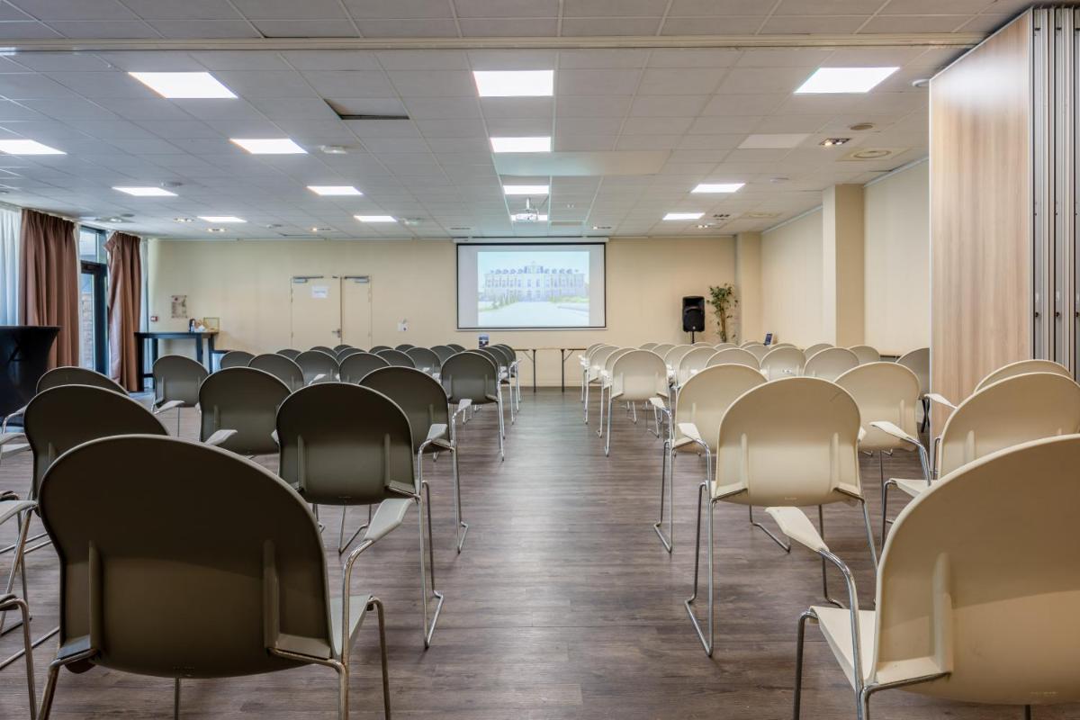 Espace de conférence ou salle de réunion dans l'établissement Hôtel et SPA du Château