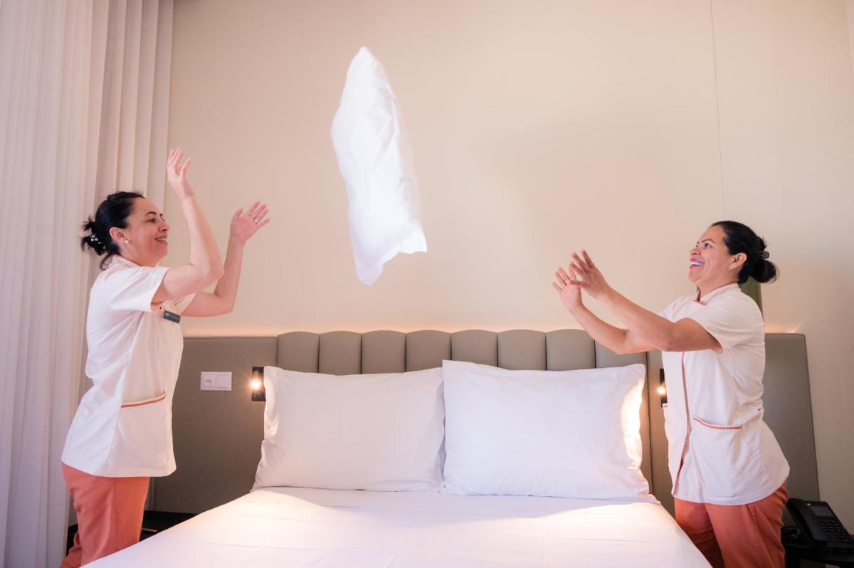Uma cama ou camas num quarto em Sines Sea View Business & Leisure Hotel
