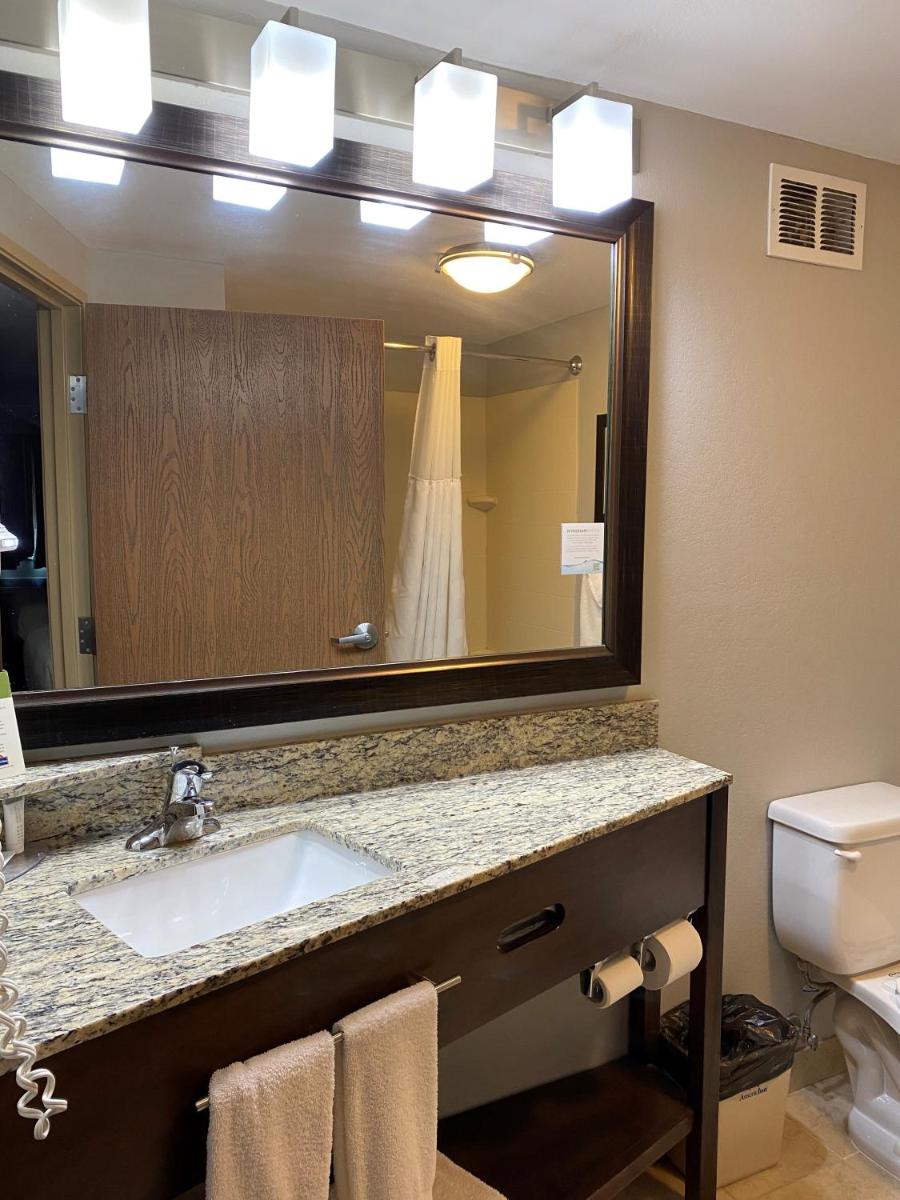 AmericInn by Wyndham Algona - Housity