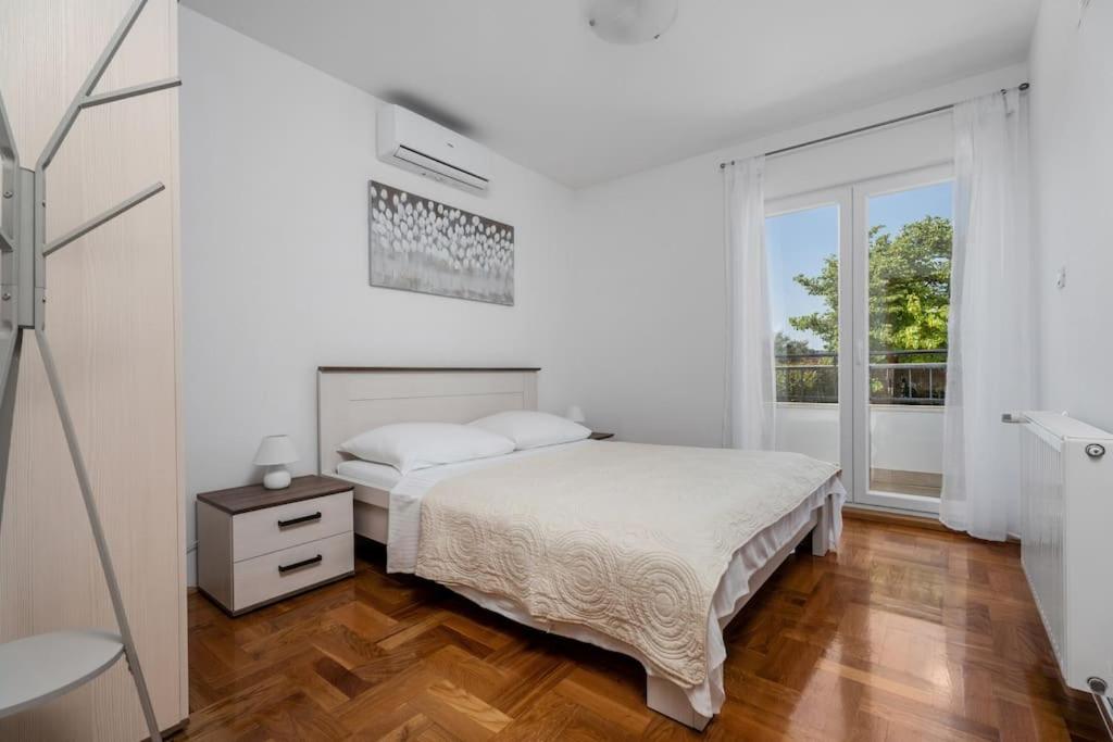 Apartman Lucija with private pool - Housity