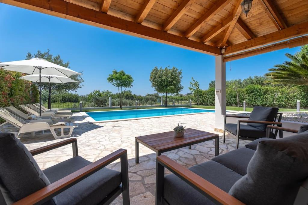 Apartman Lucija with private pool - Housity