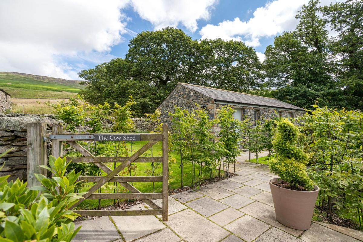 The Cow Shed - with hot tub - Housity