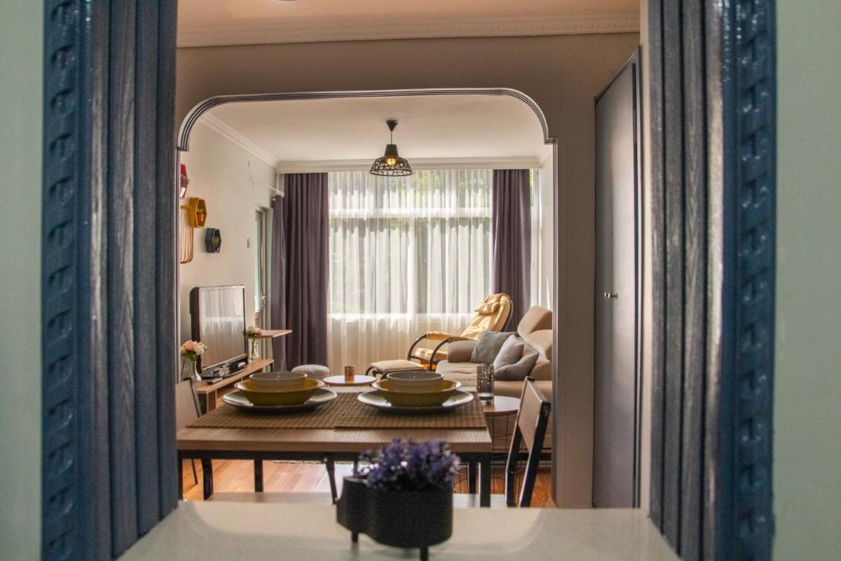 Delightful Flat with Central Location and Balcony in Karsiyaka - Housity