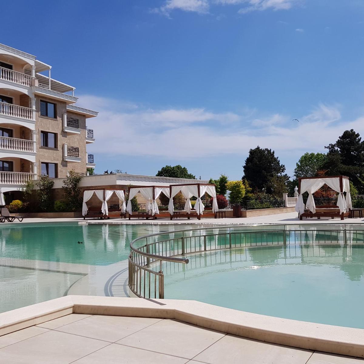 Suitetrails - Luxury double bed apartment-studio in apartment hotel 