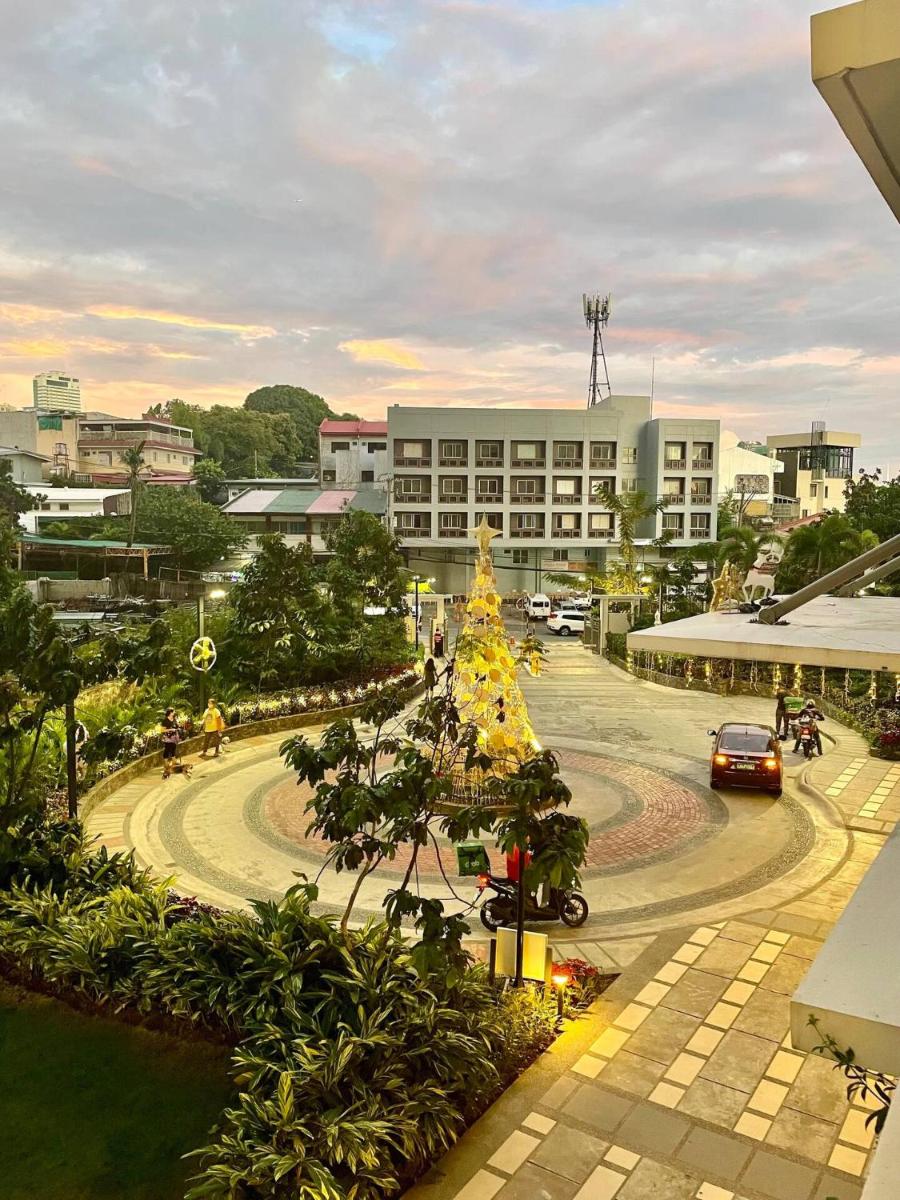 BGC-Ortigas Link Condo - Housity