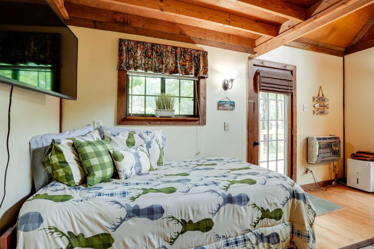 Cozy Georgia Abode with Deck, Fire Pit and Lake Access - Housity