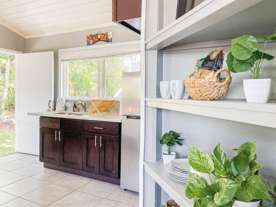 Surf Getaway, Queen Bed, Private Lanai - Housity