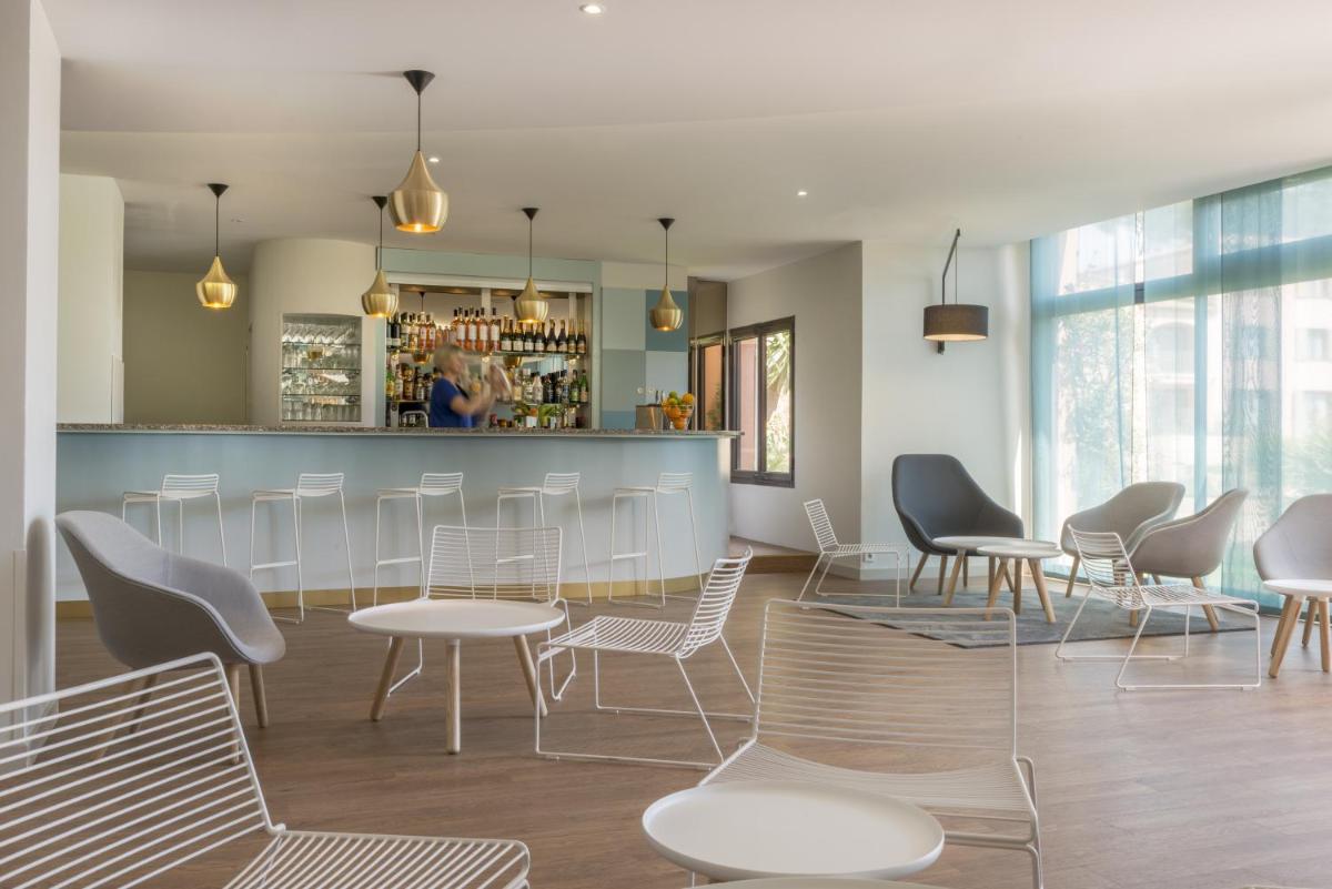 Coin salon dans l'établissement Hôtel Les Jardins De Sainte-Maxime