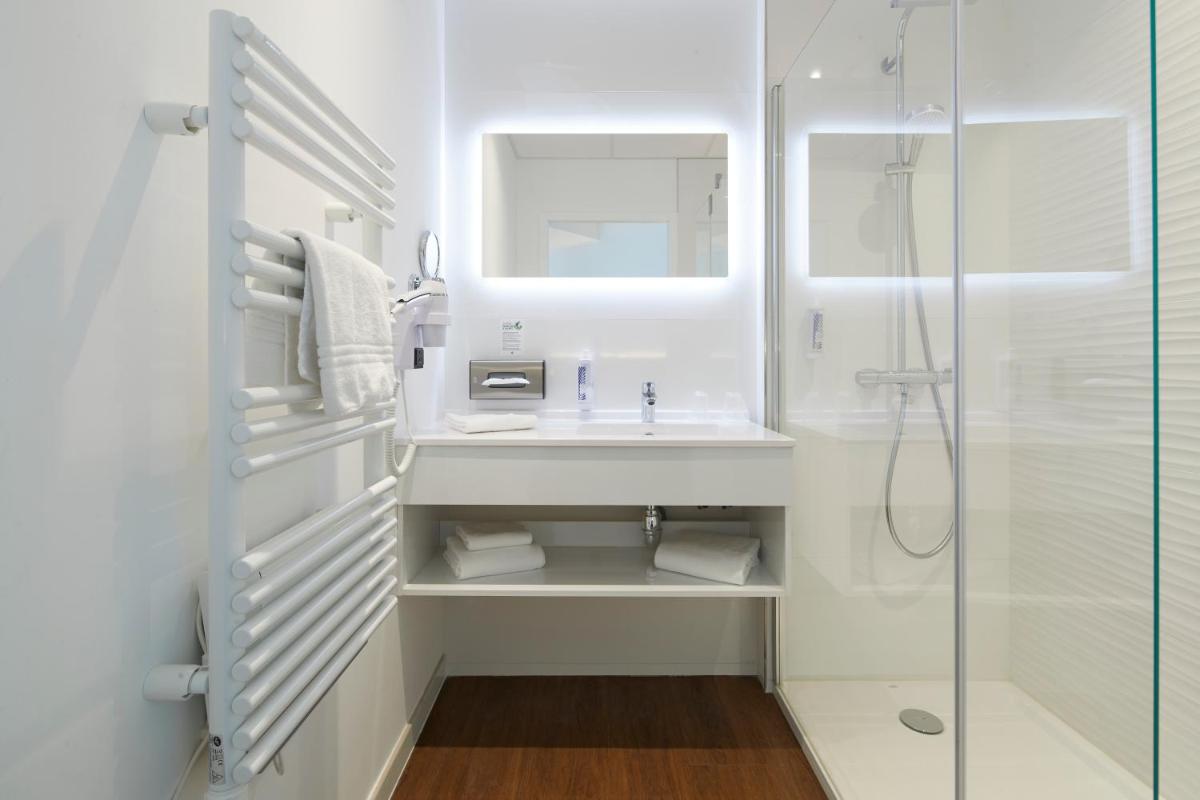 Salle de bains dans l'établissement Westotel Pornic Côte de Jade