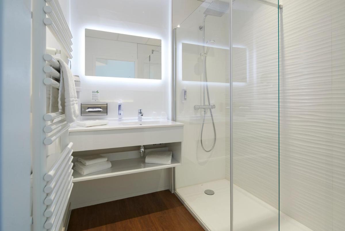 Salle de bains dans l'établissement Westotel Pornic Côte de Jade