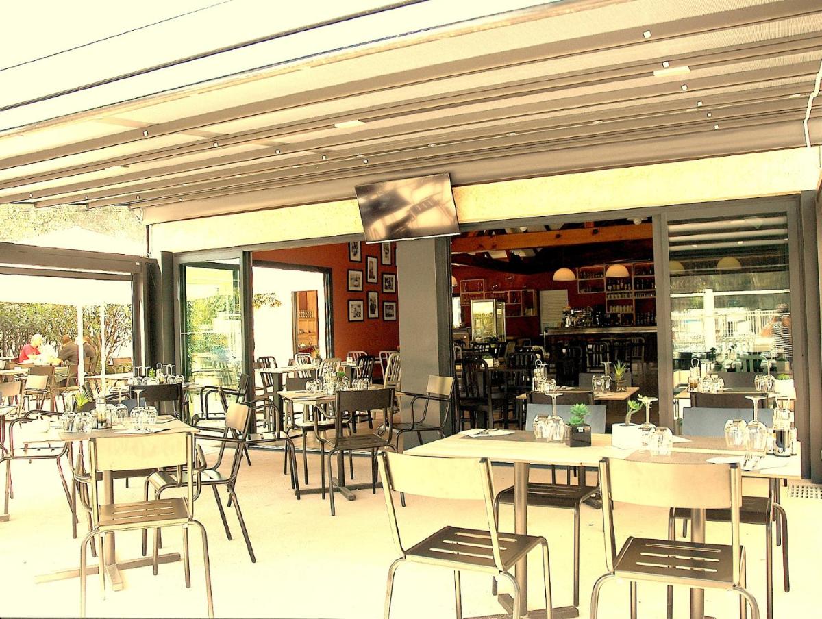 Restaurant ou autre lieu de restauration dans l'établissement Camping La Pinède