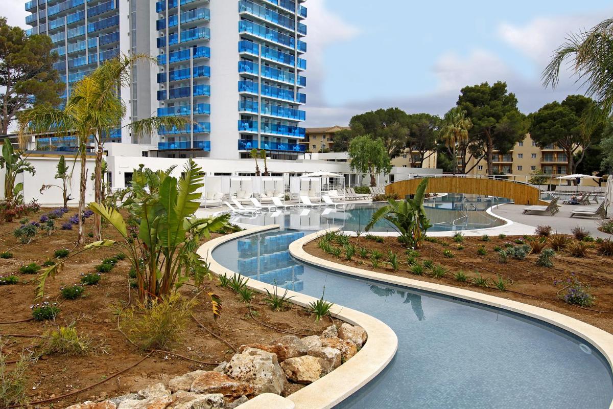 una piscina resort con un edificio de fondo en BG Tonga Tower, en Can Picafort