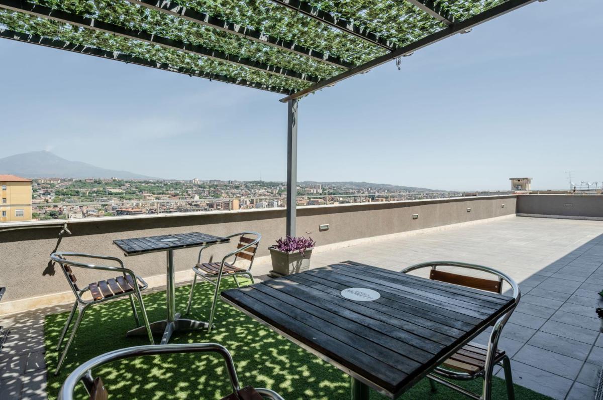 Etna View Superior Flat with Terrace and Jacuzzi - Housity