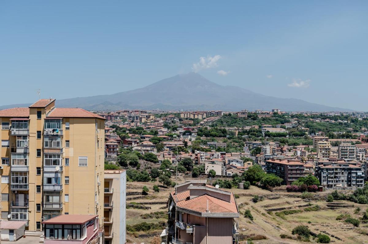 Etna View Superior Flat with Terrace and Jacuzzi - Housity