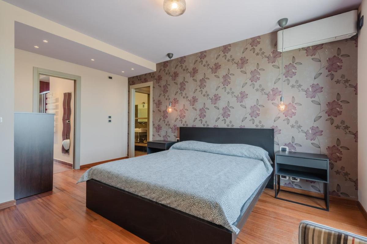 Etna View Superior Flat with Terrace and Jacuzzi - Housity