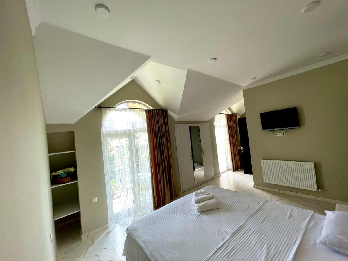 Four Seasons Hotel - Housity