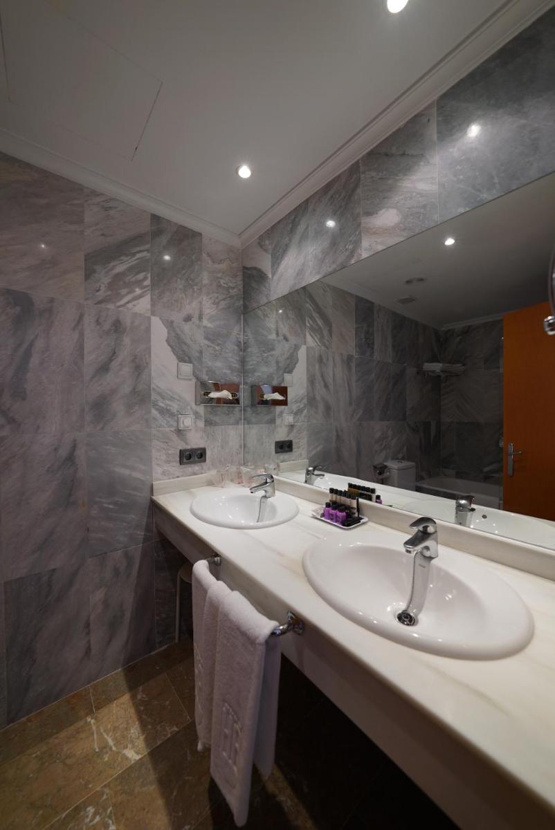Un baño de Hotel Artmadams
