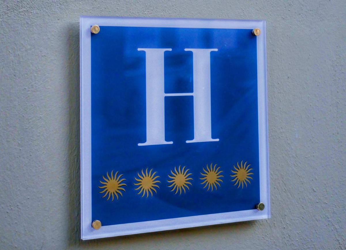 Certificado, premio, señal o documento que está expuesto en Hotel Boutique iulia 5 Estrellas